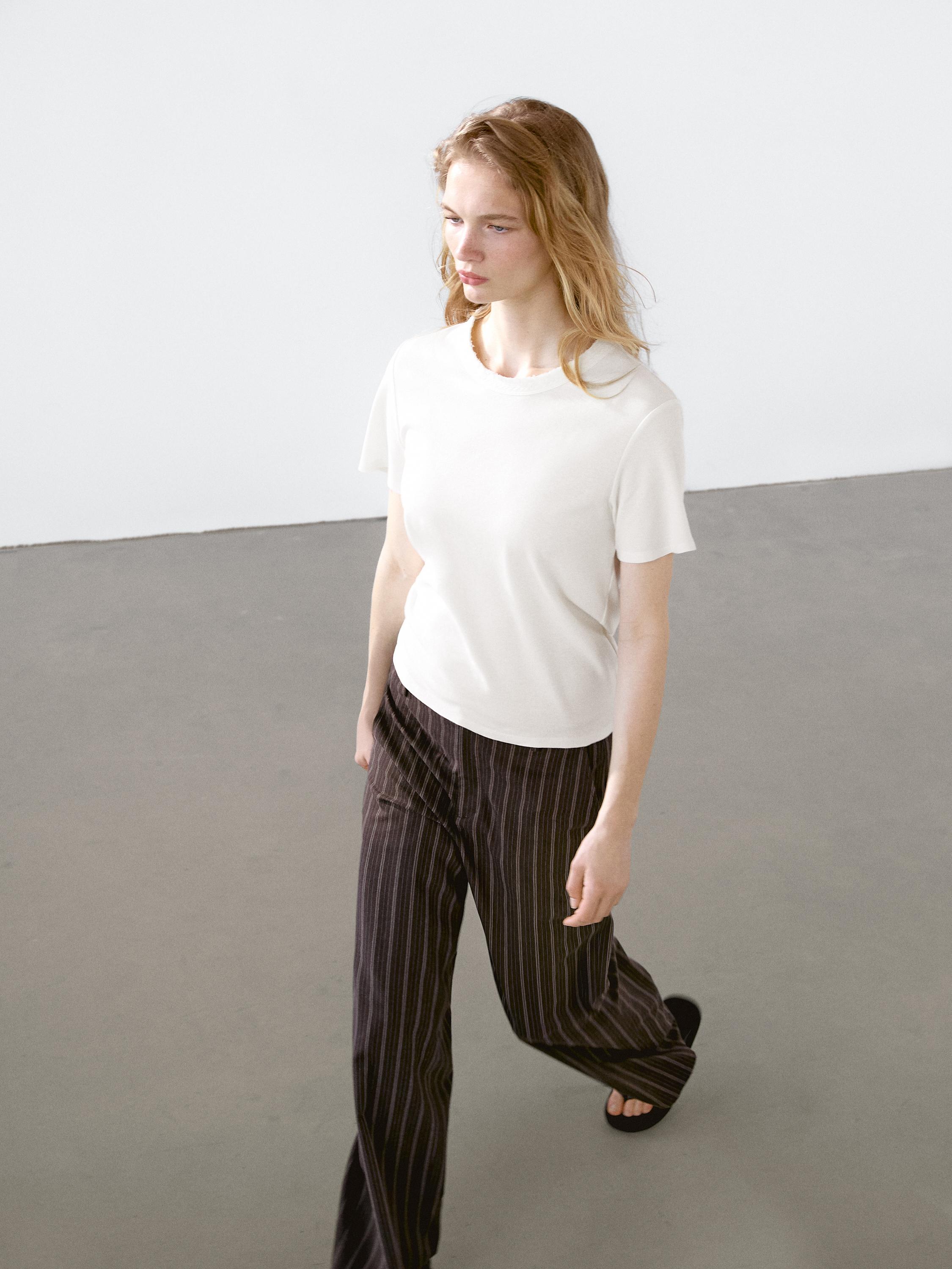 T-shirt with frayed collar